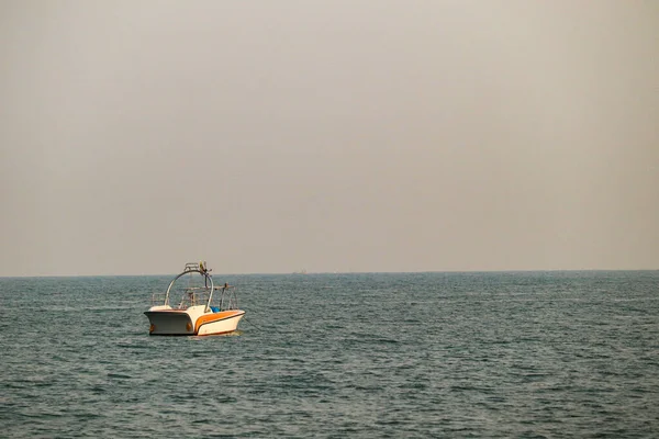 一艘船在清澈的白天的海面上航行 — 图库照片