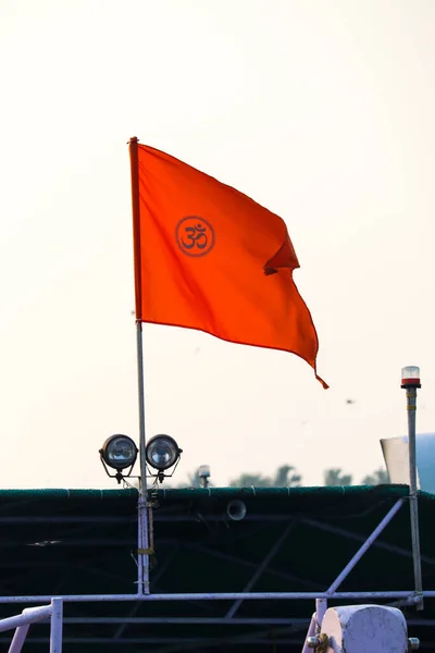 Σημαία Των Ινδουιστών Που Κυματίζει Καθαρό Ουρανό Στο Φόντο Γραμμένο — Φωτογραφία Αρχείου
