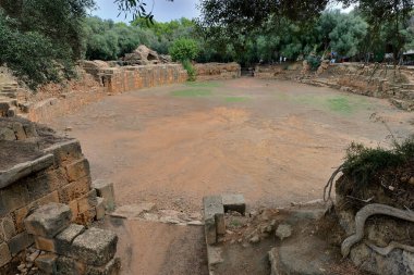 TIPAZA, ALGERIA. ROMAN VE EVE HRİSTAN Yıkıntıları