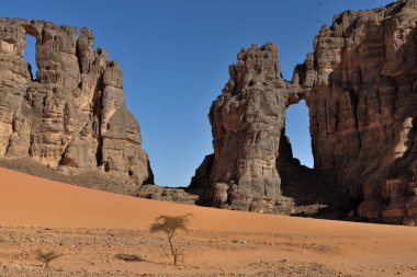 SAHARA 'DA Kum Bataklıkları ve Kaya oluşumları Cezayir' deki TADRART Çölünde
