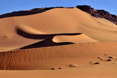 SAHARA 'DA Kum Bataklıkları ve Kaya oluşumları Cezayir' deki TADRART Çölünde