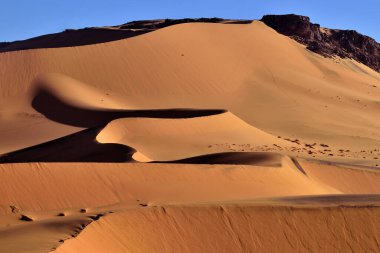 SAHARA 'DA Kum Bataklıkları ve Kaya oluşumları Cezayir' deki TADRART Çölünde