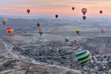 KAPPADOCIA 'DA sıcak hava balonlarına bindi ve Turkey' ye gitti.