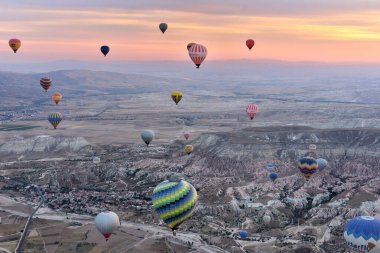 KAPPADOCIA 'DA sıcak hava balonlarına bindi ve Turkey' ye gitti.