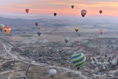 KAPPADOCIA 'DA sıcak hava balonlarına bindi ve Turkey' ye gitti.