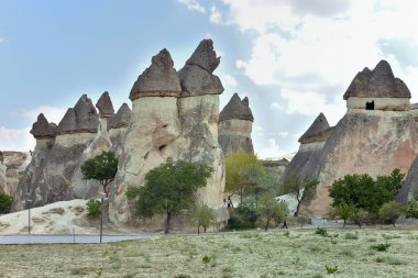 CAPPADOCIA TURKEY 'DE Kaya oluşumları, Zemin DELİKLERİ. Peri Şemsiyeleri ve Hristiyan Kiliseleri