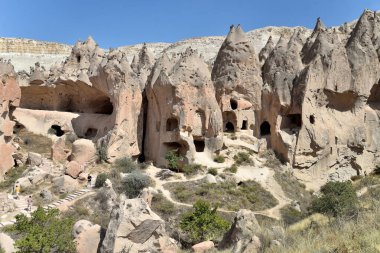 CAPPADOCIA TURKEY 'DE Kaya oluşumları, Zemin DELİKLERİ. Peri Şemsiyeleri ve Hristiyan Kiliseleri