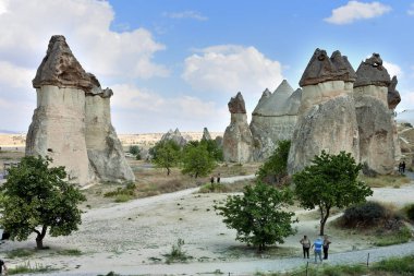 CAPPADOCIA TURKEY 'DE Kaya oluşumları, Zemin DELİKLERİ. Peri Şemsiyeleri ve Hristiyan Kiliseleri