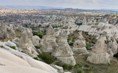 CAPPADOCIA TURKEY 'DE Kaya oluşumları, Zemin DELİKLERİ. Peri Şemsiyeleri ve Hristiyan Kiliseleri