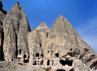 CAPPADOCIA TURKEY 'DE Kaya oluşumları, Zemin DELİKLERİ. Peri Şemsiyeleri ve Hristiyan Kiliseleri