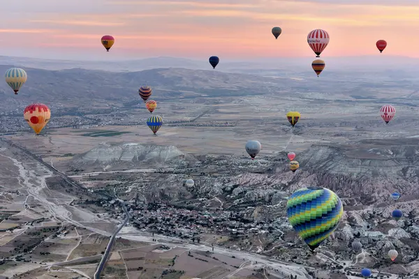 KAPPADOCIA 'DA sıcak hava balonlarına bindi ve Turkey' ye gitti.