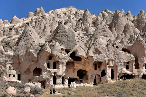 CAPPADOCIA TURKEY 'DE Kaya oluşumları, Zemin DELİKLERİ. Peri Şemsiyeleri ve Hristiyan Kiliseleri