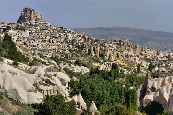CAPPADOCIA TURKEY 'DE Kaya oluşumları, Zemin DELİKLERİ. Peri Şemsiyeleri ve Hristiyan Kiliseleri