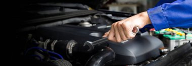 Araba tamircisi araba motoru, araba bakım konsepti üzerinde çalışıyor..
