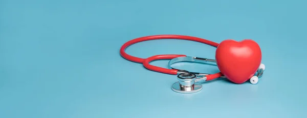 Stetoskop Badanie Serca Czerwone Niebieskim Tle Koncepcja Opieki Zdrowotnej — Zdjęcie stockowe