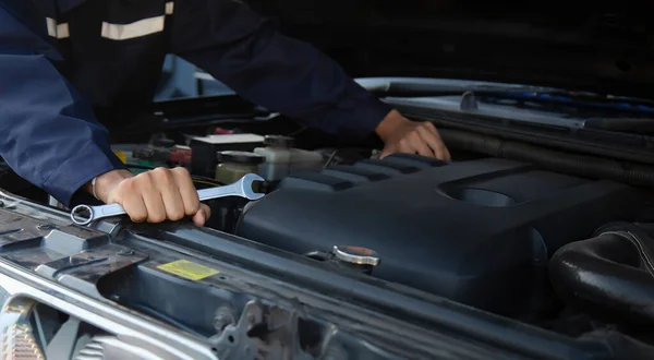 Mekanikern Arbetar Motorn Bilen Garaget Bilreparationer — Stockfoto