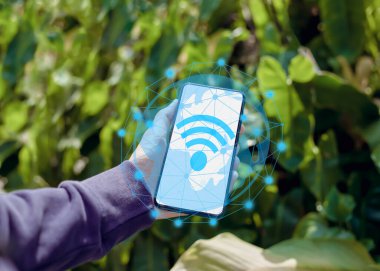 Wi-Fi simgesi, iş iletişimi sosyal ağ kavramına sahip işletme akıllı telefonunu kullan.