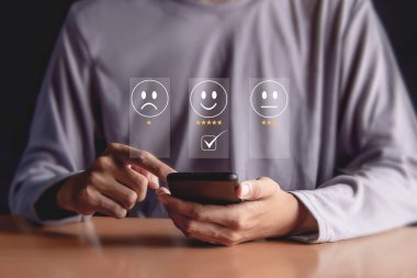Mobil müşteriler hizmet sağlayıcı memnuniyetini bir uygulama yoluyla değerlendirir, çevrimiçi bir başvuruda hizmet deneyimi hizmet kalitesini değerlendirir.