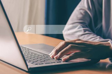 İnternet araması, internet teknolojisi kavramını bulmak için dizüstü bilgisayarla aramayı optimize eder