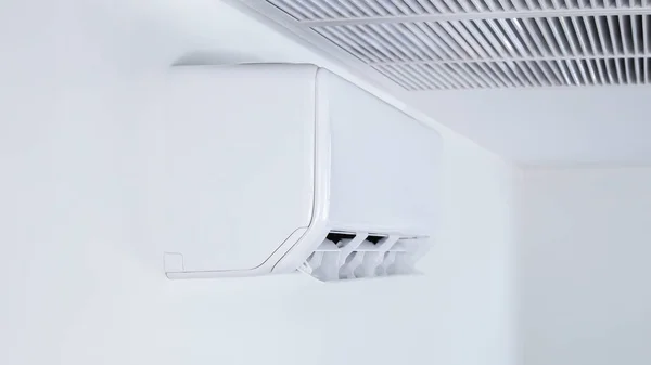 Сплит Тип Стены Кондиционера Висящий Белый Фон — стоковое фото