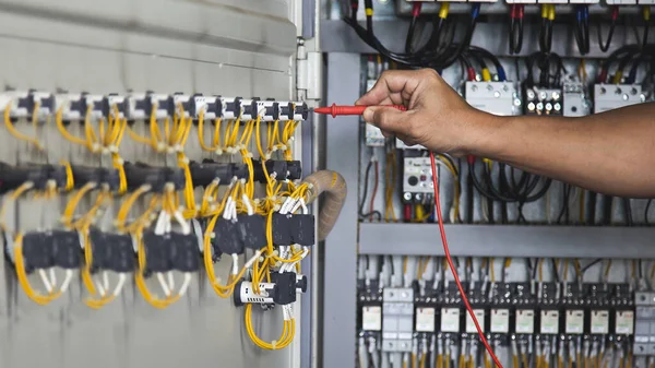 Probador Trabajo Ingeniero Eléctrico Que Mide Voltaje Corriente Línea Eléctrica — Foto de Stock