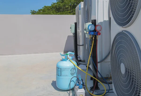 Engineer Checks Operation Air Conditioner Checks Pressure Fills Refills Air — Zdjęcie stockowe