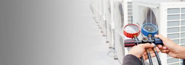 The engineer checks the operation of the air conditioner, checks the pressure, fills and refills the air conditioning refrigerant.