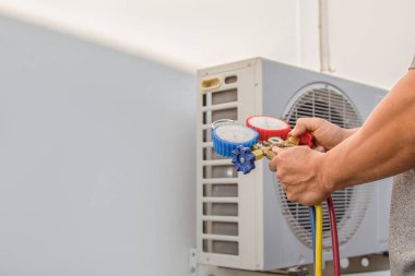 The engineer checks the operation of the air conditioner, checks the pressure, fills and refills the air conditioning refrigerant.