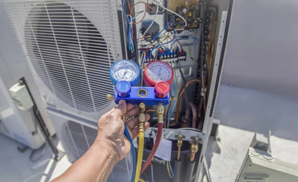 The engineer checks the operation of the air conditioner, checks the pressure, fills and refills the air conditioning refrigerant.