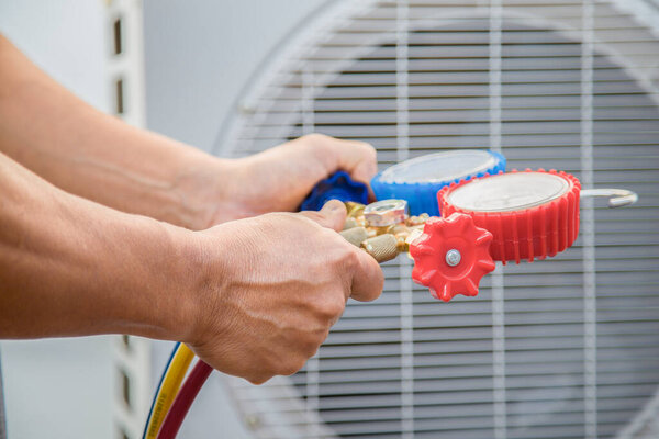 The engineer checks the operation of the air conditioner, checks the pressure, fills and refills the air conditioning refrigerant.