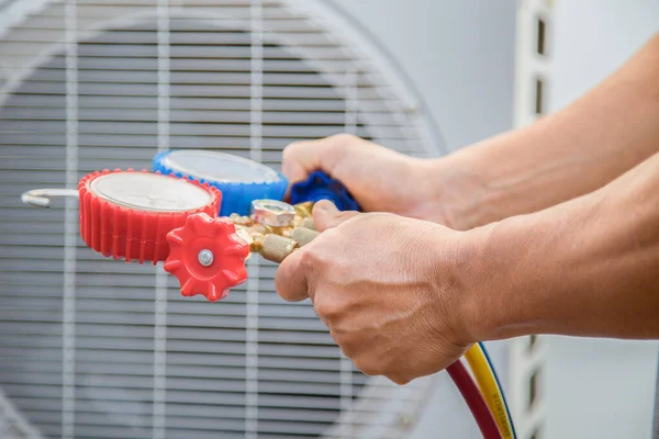 Engenheiro Verifica Funcionamento Condicionado Verifica Pressão Enche Recarrega Refrigerante Condicionado — Fotografia de Stock