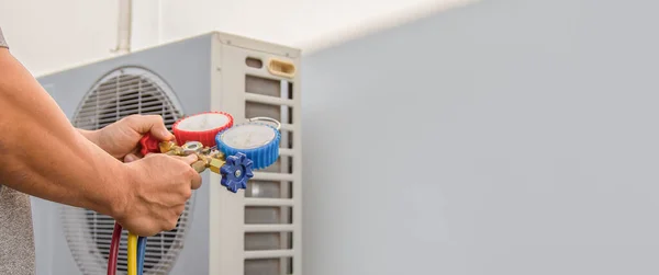 Ingegnere Controlla Funzionamento Del Condizionatore Controlla Pressione Riempie Ricarica Refrigerante — Foto Stock