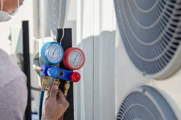 Der Ingenieur Überprüft Den Betrieb Der Klimaanlage Überprüft Den Druck — Stockfoto