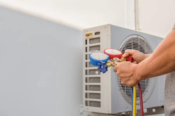 Engineer Checks Operation Air Conditioner Checks Pressure Fills Refills Air — 图库照片