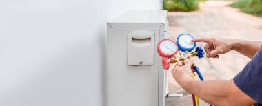 The engineer checks the operation of the air conditioner, checks the pressure, fills and refills the air conditioning refrigerant.