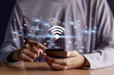 Wi-Fi simgesi, iş iletişimi sosyal ağ kavramına sahip işletme akıllı telefonunu kullan.