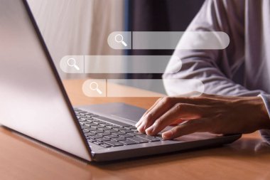 İnternet 'i arama çubuğuyla aramak akıllı telefon, internet ağı konsepti üzerinde çalışmak.