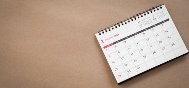 Kahverengi arkaplanda beyaz takvim