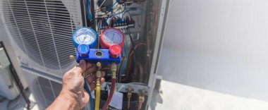 The engineer checks the operation of the air conditioner, checks the pressure, fills and refills the air conditioning refrigerant.