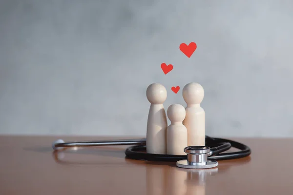 Rodzina Stetoskopem Czerwonym Sercem Koncepcja Badania Fizycznego Ubezpieczenia Zdrowotnego Rodziny — Zdjęcie stockowe