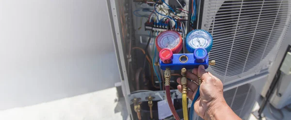 The engineer checks the operation of the air conditioner, checks the pressure, fills and refills the air conditioning refrigerant.