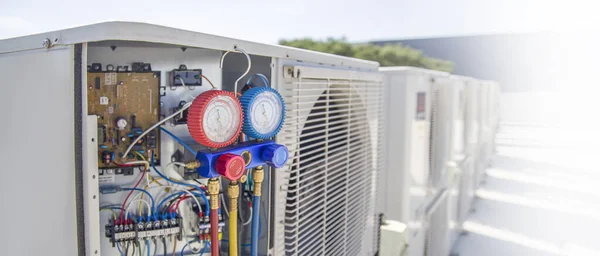 Engineer Checks Operation Air Conditioner Checks Pressure Fills Refills Air — Stock Photo, Image
