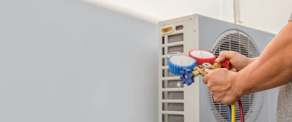 Engenheiro Verifica Funcionamento Condicionado Verifica Pressão Enche Recarrega Refrigerante Condicionado — Fotografia de Stock