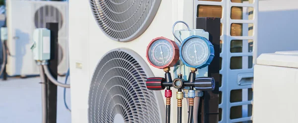 Klimatizace Servisní Technik Vvk Pomocí Měřidel Pro Kontrolu Chladiva Přidání — Stock fotografie