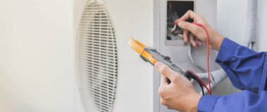 Klima, havalandırma servis teknisyeni soğutucu ve soğutucu eklemek için göstergeler kullanıyor..