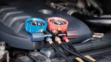 Araç havalandırma kontrol servisi, sızıntı tespit, soğutucuyu doldur. Uzman teknisyenler tarafından arabada soğutma aleti ve sayaç..