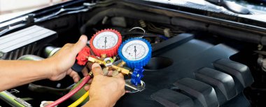 Araç havalandırma kontrol servisi, sızıntı tespit, soğutucuyu doldur. Uzman teknisyenler tarafından arabada soğutma aleti ve sayaç..