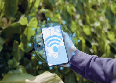 Wi-Fi simgesi, iş iletişimi sosyal ağ kavramına sahip işletme akıllı telefonunu kullan.