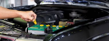 Teknisyenler arabanın elektrik sistemini inceliyor..