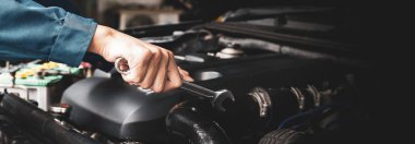 Tamirci garajdaki arabanın motoru üzerinde çalışıyor, araba tamir servisi..